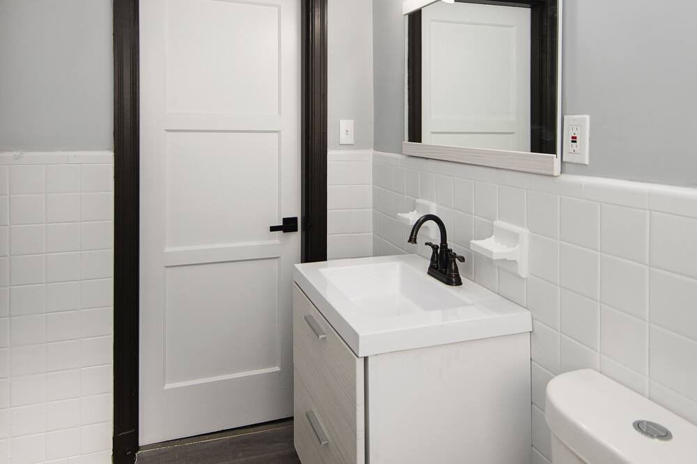 Photo of Bathroom in Lindenwood Park