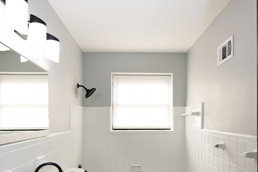 Photo of Bathroom in Lindenwood Park