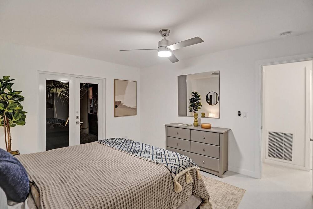 Photo of Bedroom in Oakland Park