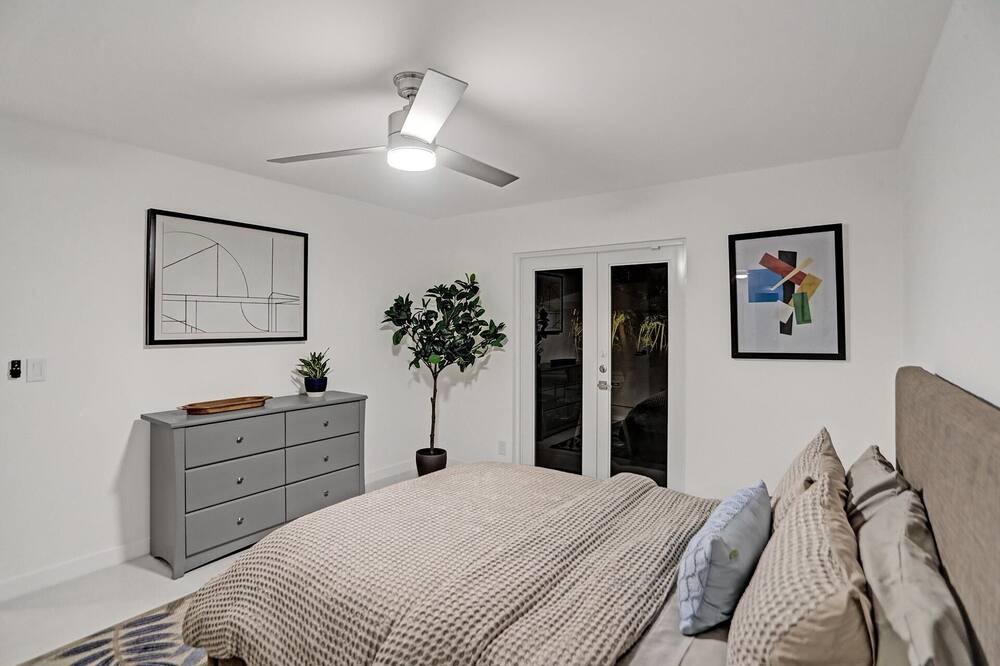 Photo of Bedroom in Oakland Park