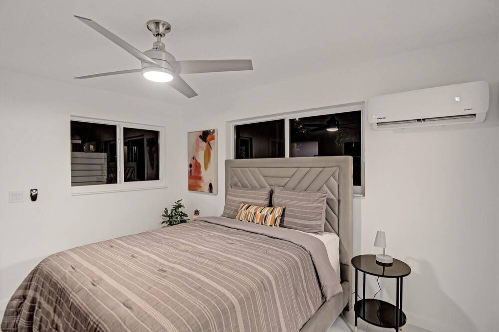 Photo of Bedroom in Oakland Park