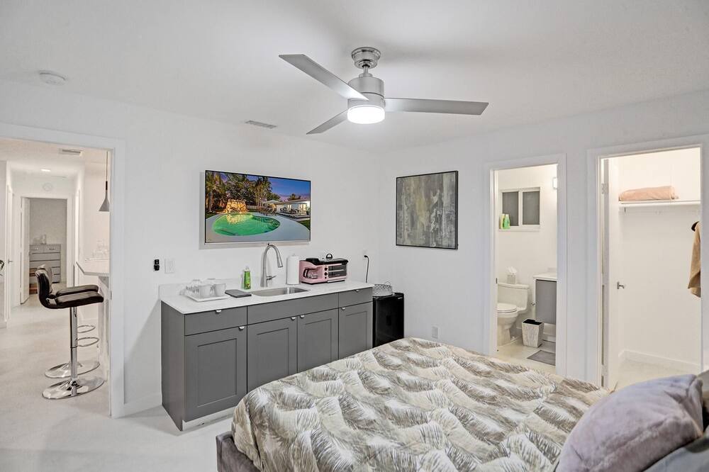 Photo of Bedroom in Oakland Park