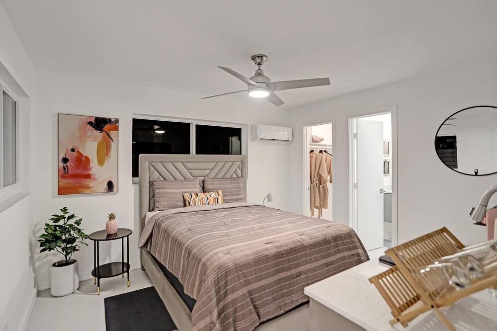 Photo of Bedroom in Oakland Park