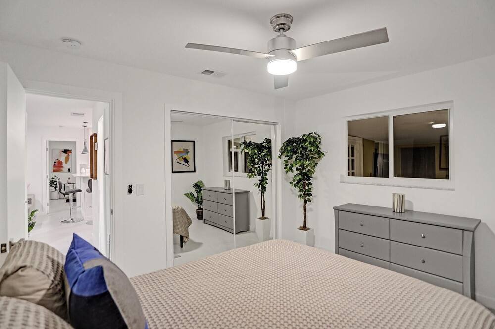 Photo of Bedroom in Oakland Park