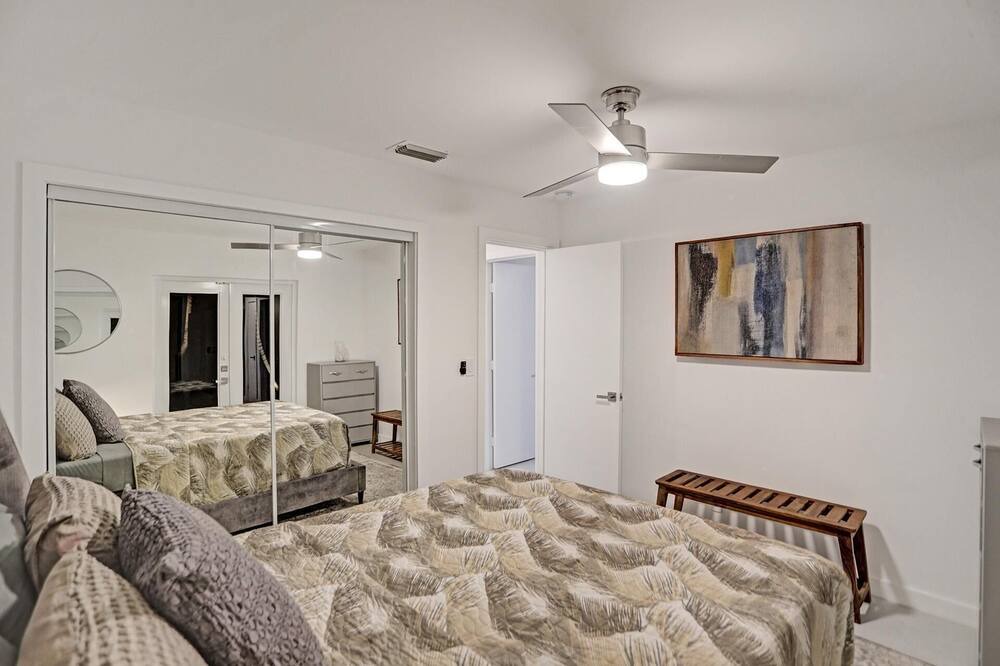Photo of Bedroom in Oakland Park
