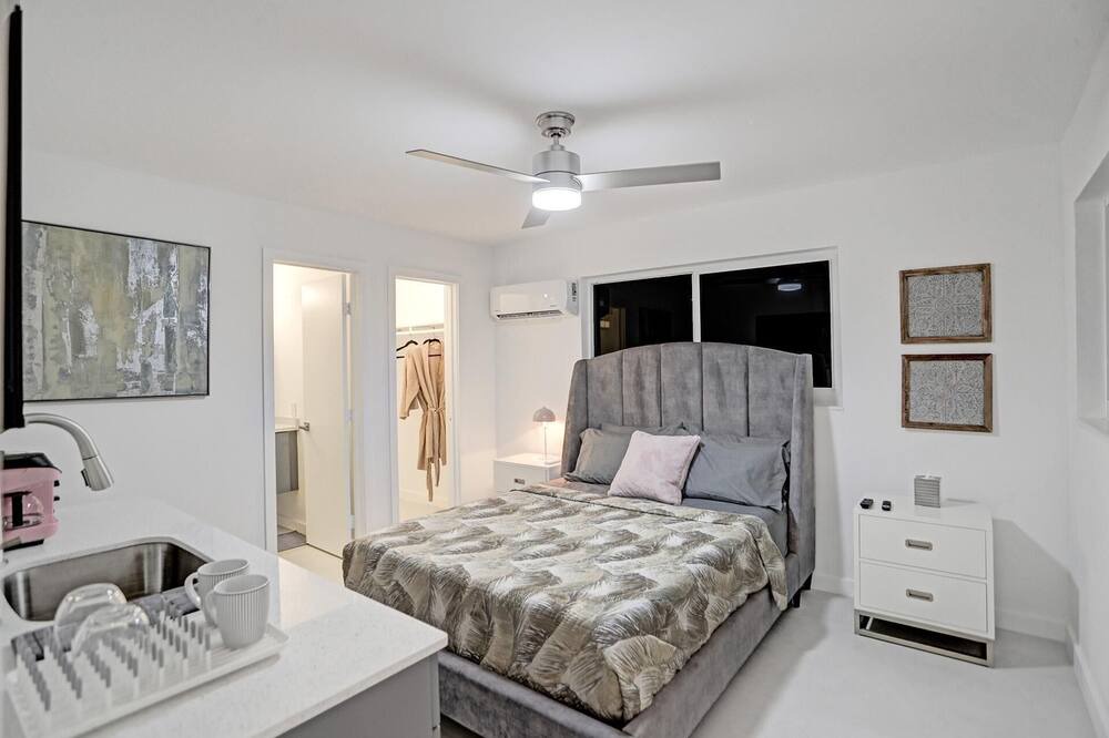 Photo of Bedroom in Oakland Park