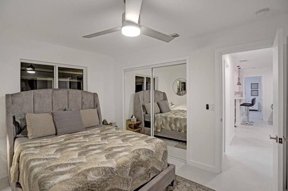 Photo of Bedroom in Oakland Park
