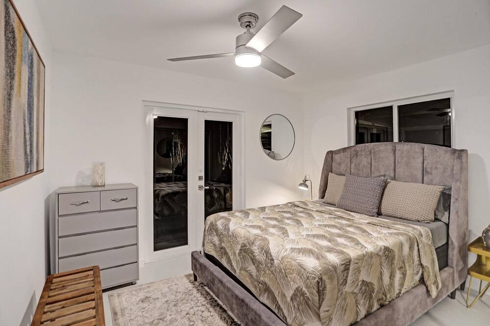 Photo of Bedroom in Oakland Park