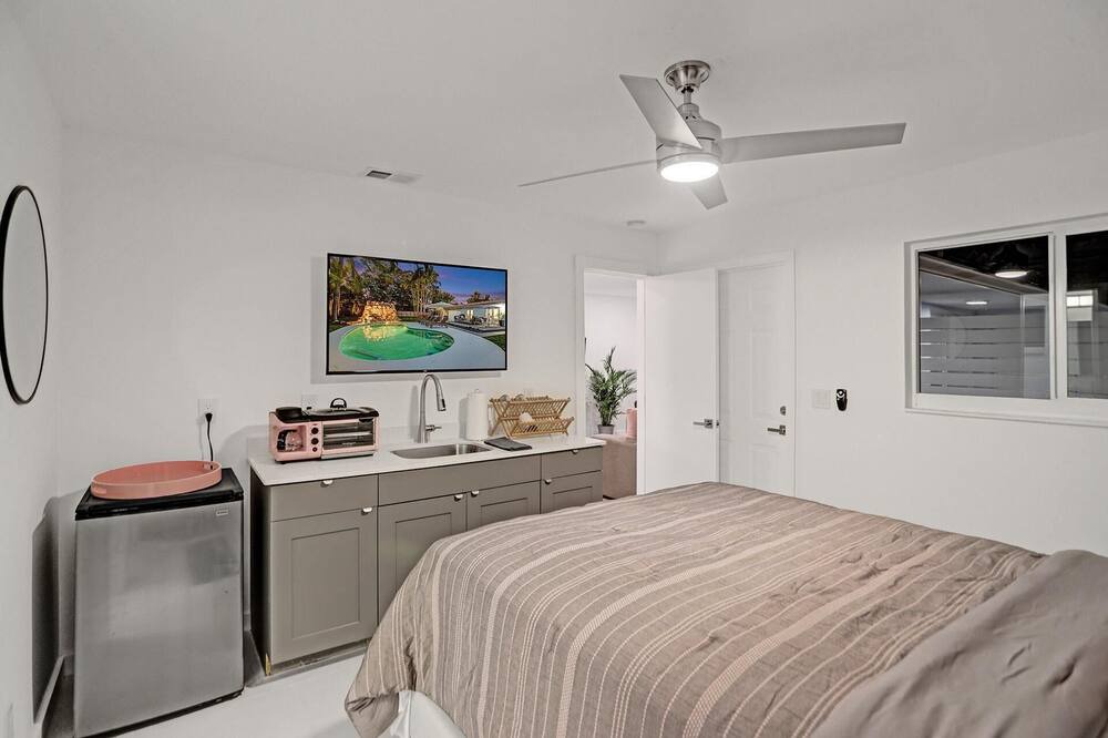 Photo of Bedroom in Oakland Park