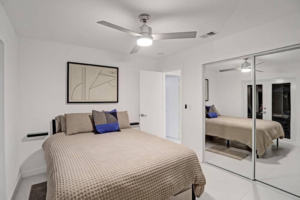 Photo of Bedroom in Oakland Park