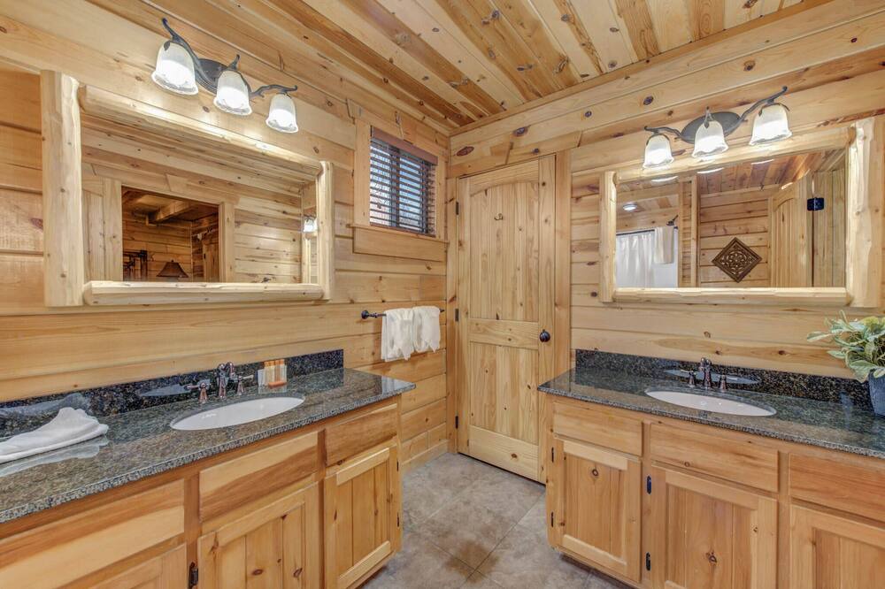 Photo of Bathroom in White Oak Lodge