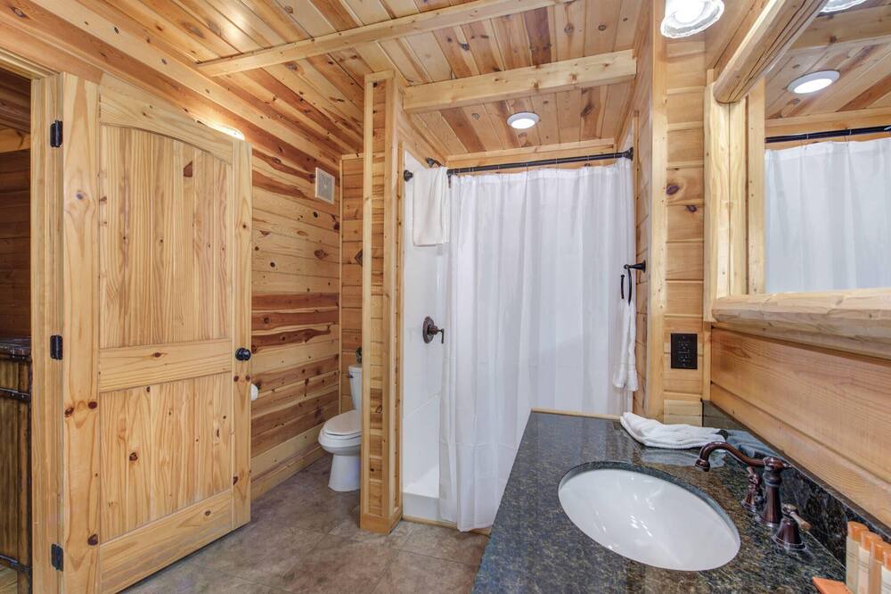 Photo of Bathroom in White Oak Lodge