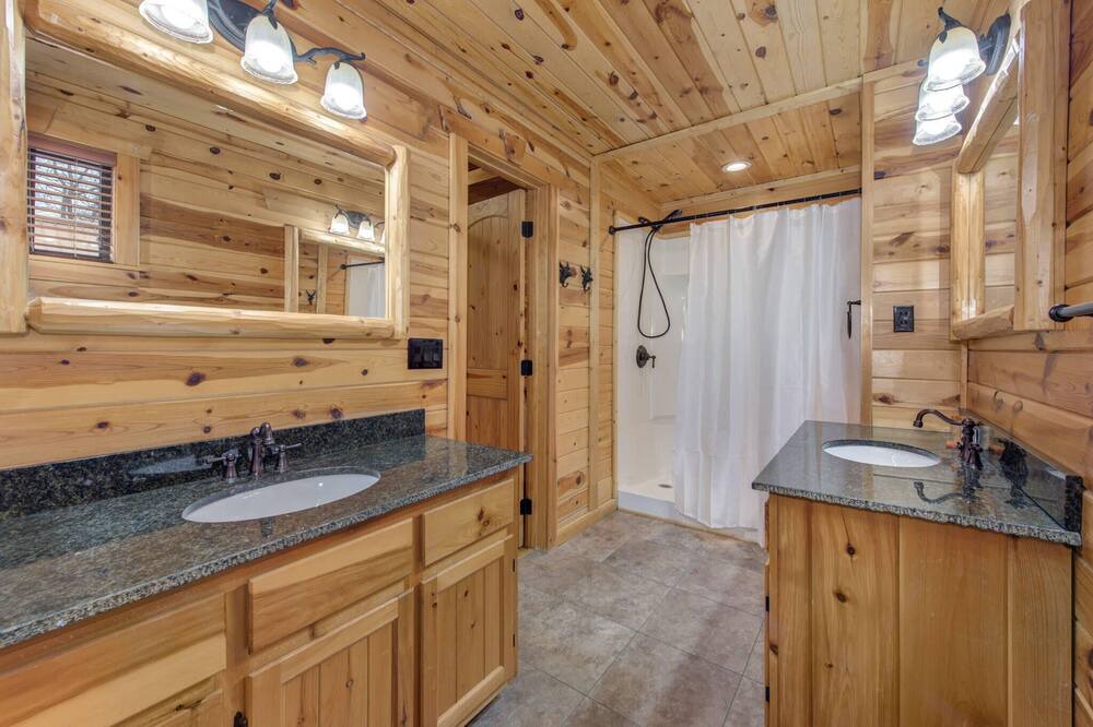 Photo of Bathroom in White Oak Lodge