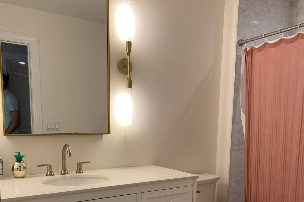 Photo of Bathroom in Teaneck
