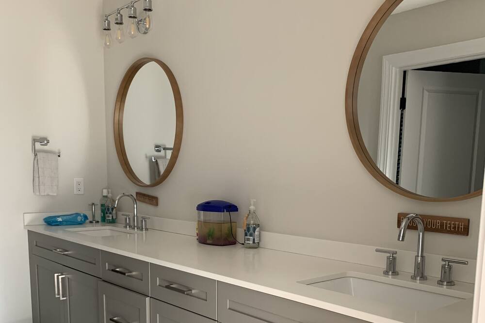 Photo of Bathroom in Teaneck