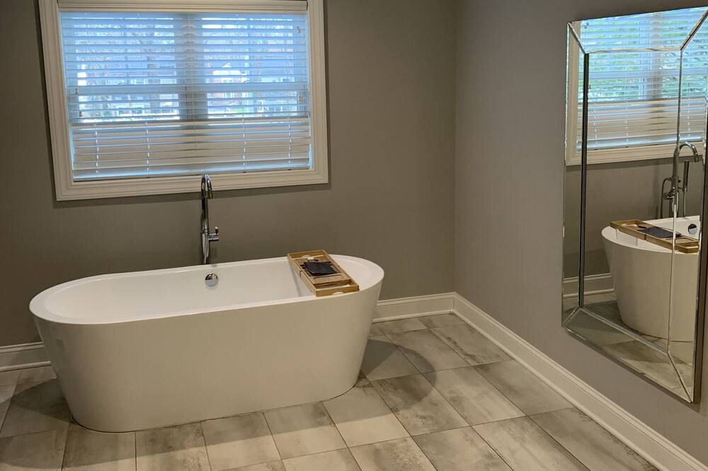 Photo of Bathroom in Teaneck