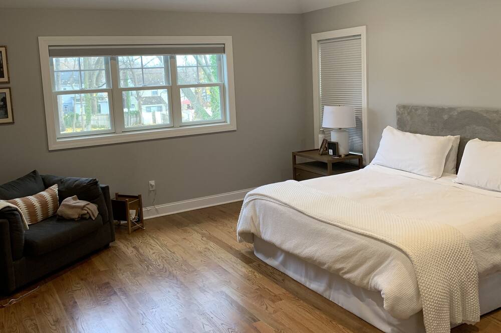 Photo of Bedroom in Teaneck