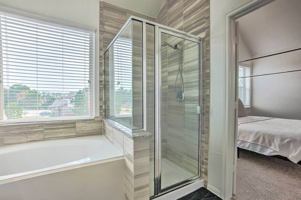 Photo of Bathroom in Porter