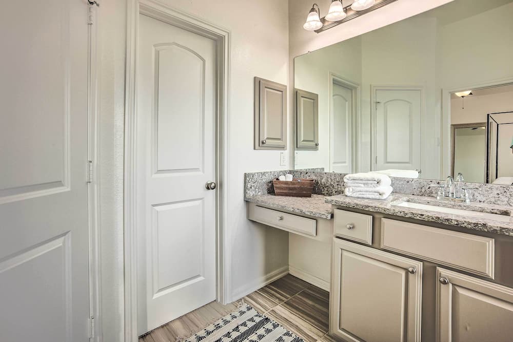 Photo of Bathroom in Porter