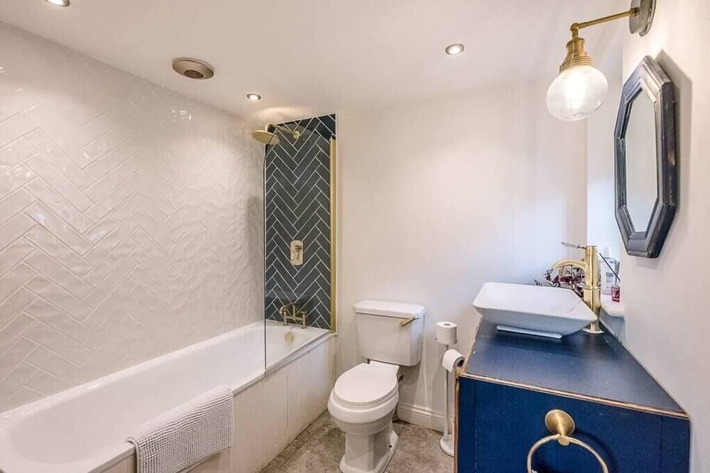 Photo of Bathroom in Knodishall