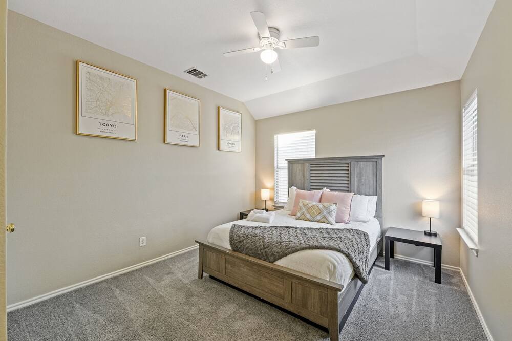 Photo of Bedroom in Northwest Carrollton