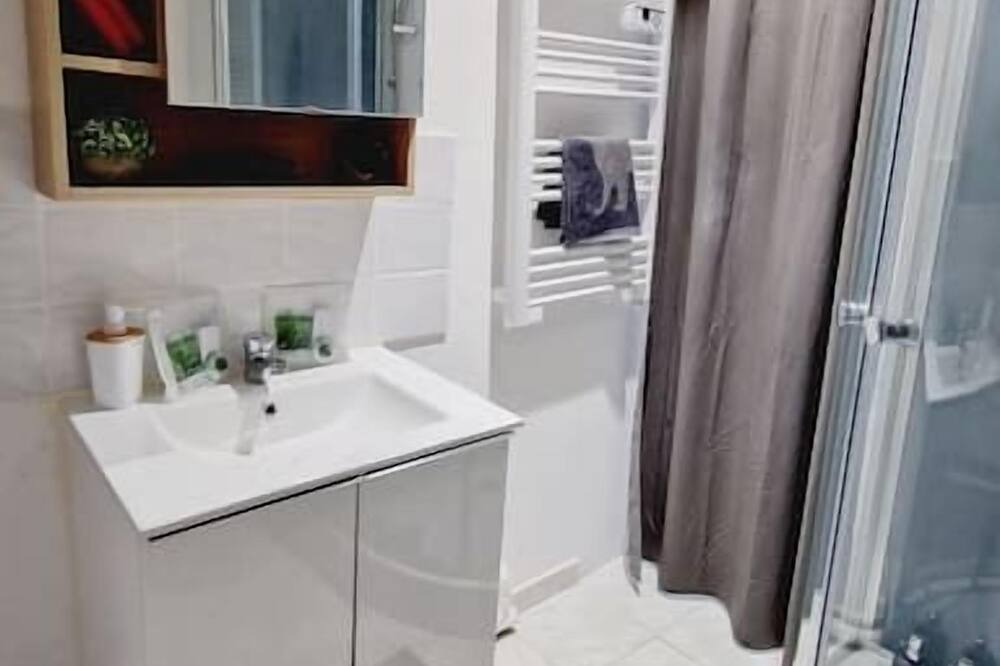 Photo of Bathroom in Louvroil