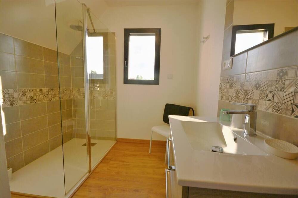 Photo of Bathroom in Saint-Quentin-en-Tourmont