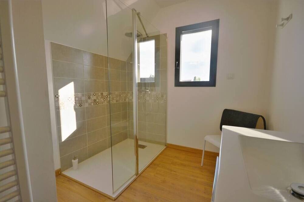 Photo of Bathroom in Saint-Quentin-en-Tourmont
