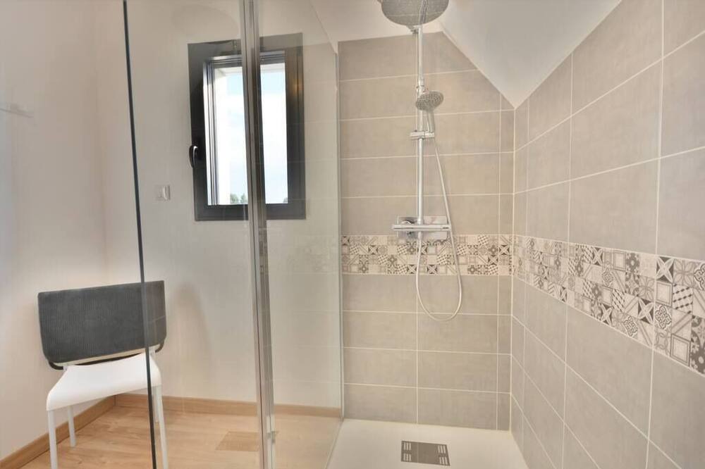 Photo of Bathroom in Saint-Quentin-en-Tourmont
