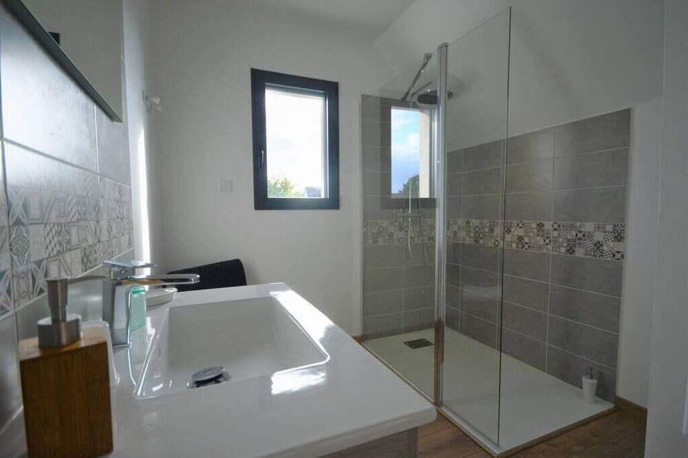 Photo of Bathroom in Saint-Quentin-en-Tourmont