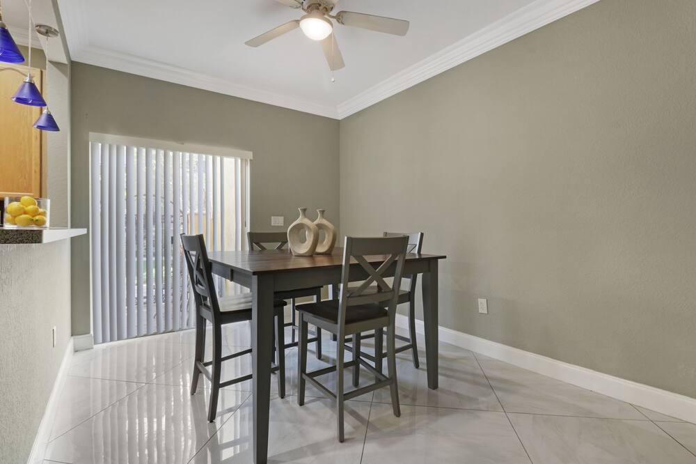 Photo of Livingroom in North Lauderdale
