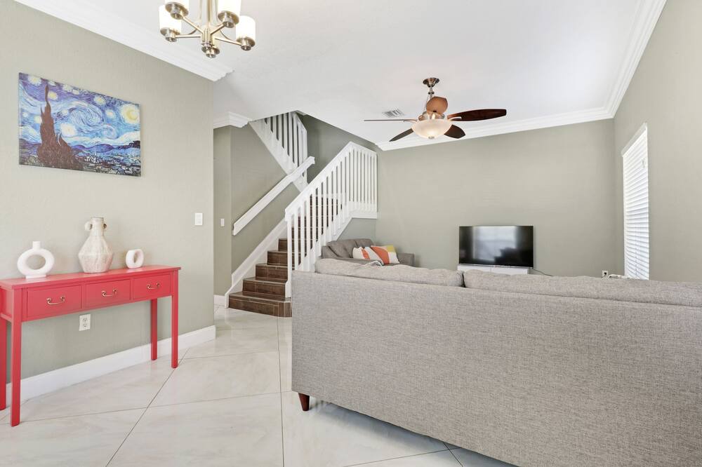 Photo of Livingroom in North Lauderdale
