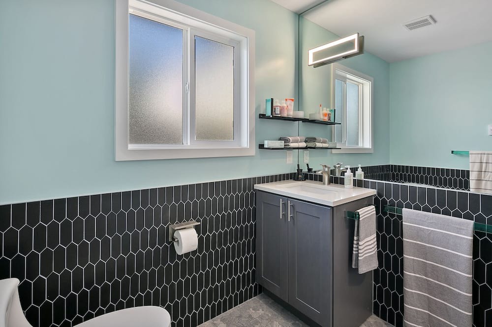 Photo of Bathroom in Central District