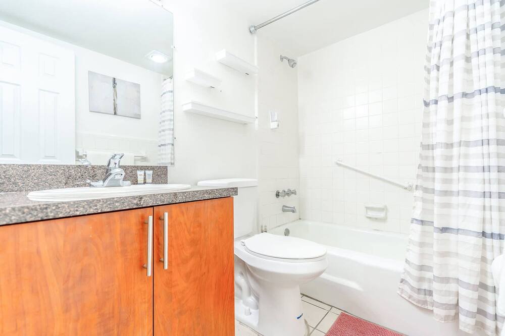 Photo of Bathroom in Oakland Park