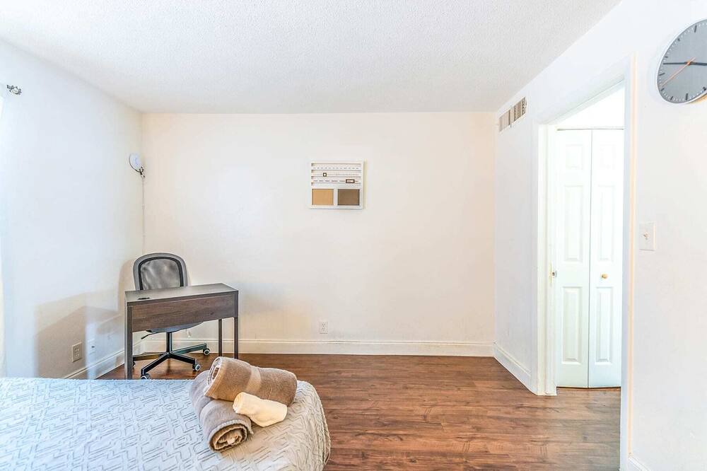 Photo of Bedroom in Oakland Park