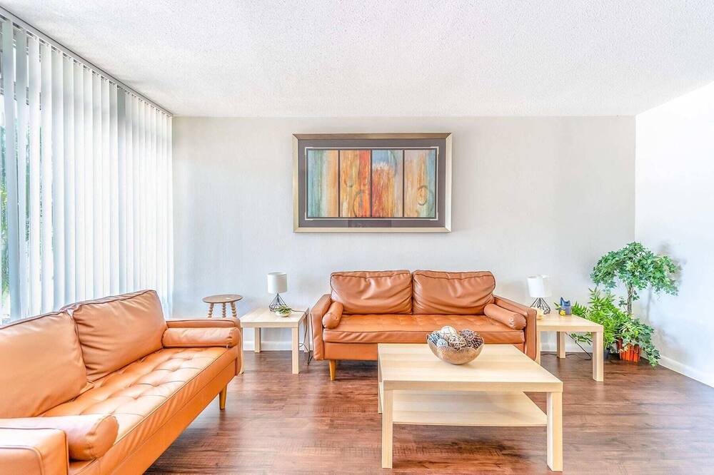 Photo of Bedroom in Oakland Park