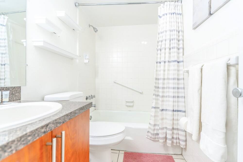 Photo of Bathroom in Oakland Park
