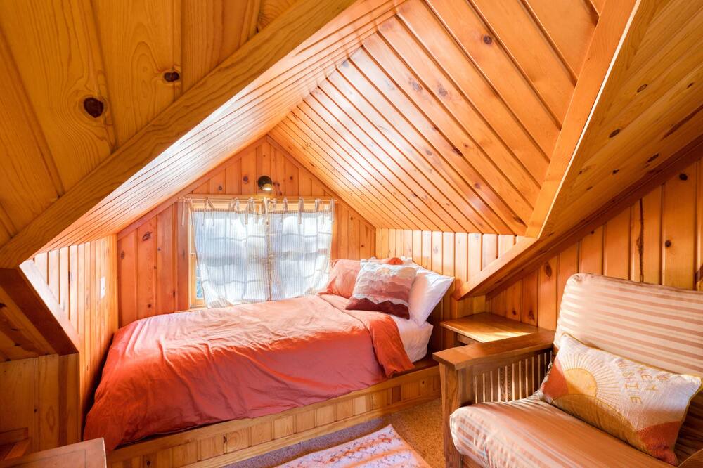 Photo of Bedroom in Rockaway Beach