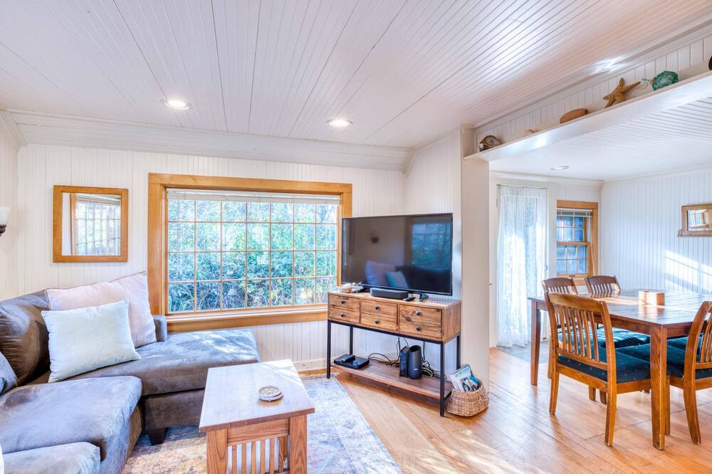 Photo of Livingroom in Rockaway Beach