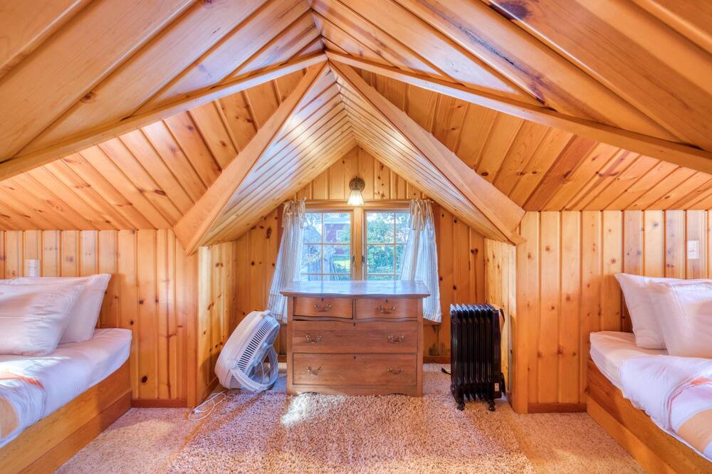 Photo of Bedroom in Rockaway Beach