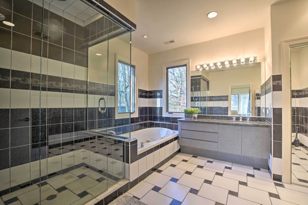 Photo of Bathroom in Riverwoods