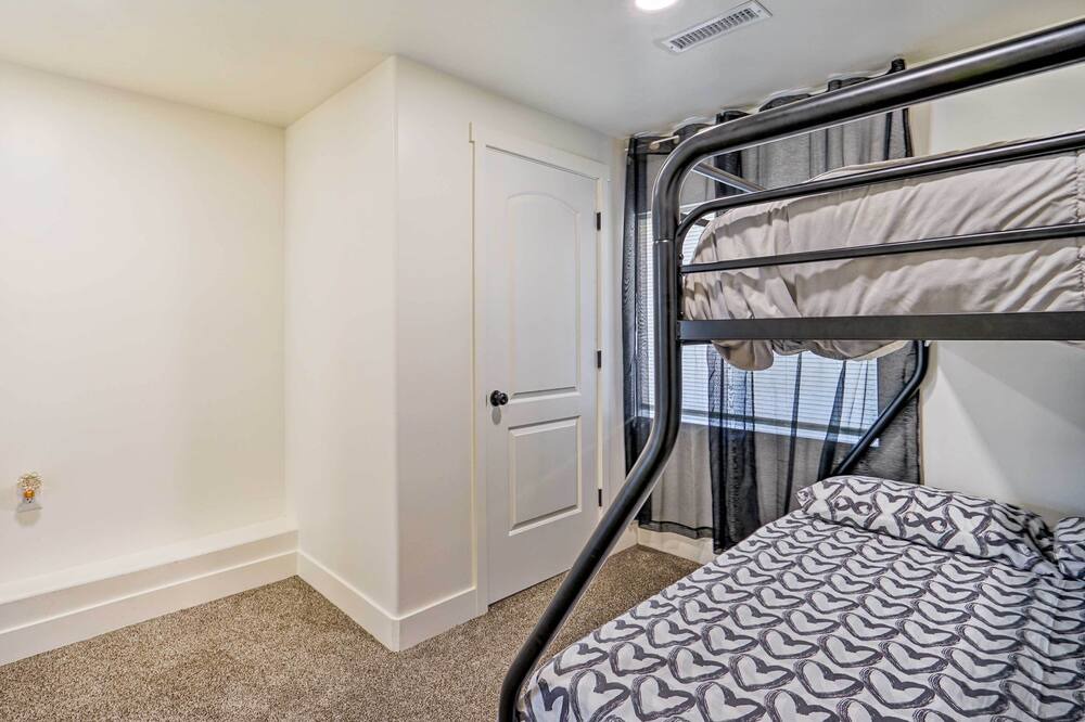 Photo of Bedroom in Lake Point