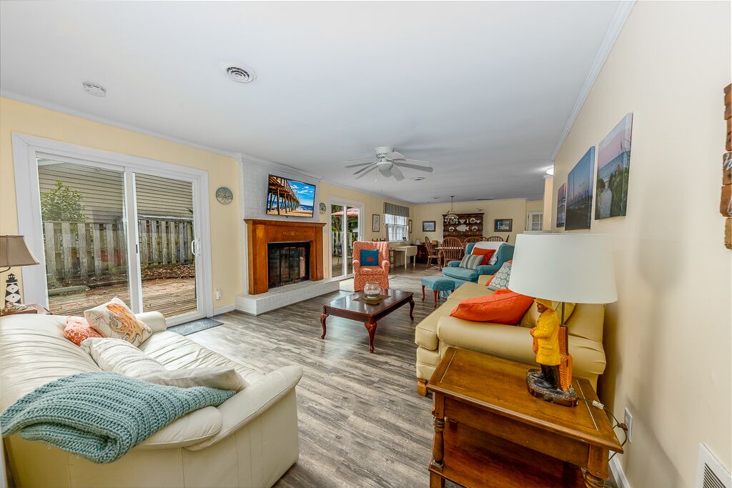 Photo of Livingroom in Pine Knoll Shores