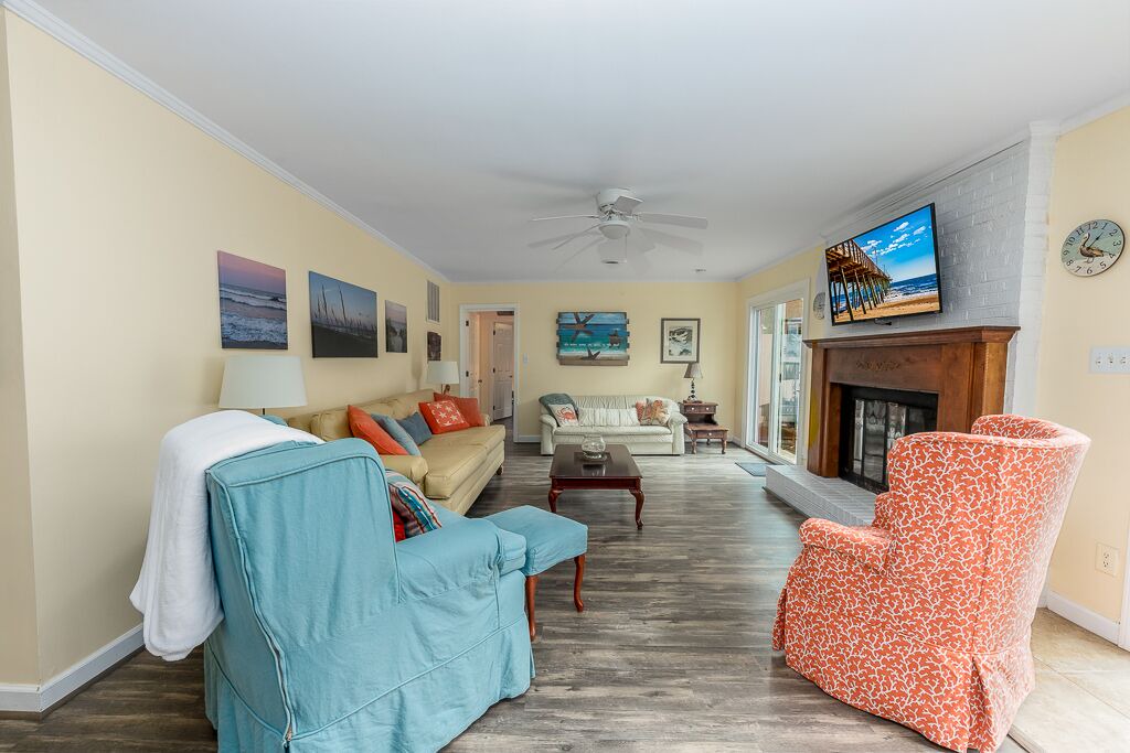 Photo of Livingroom in Pine Knoll Shores