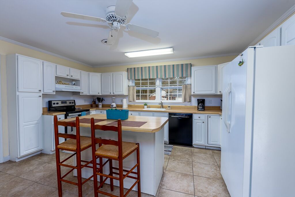 Photo of Kitchen in Pine Knoll Shores