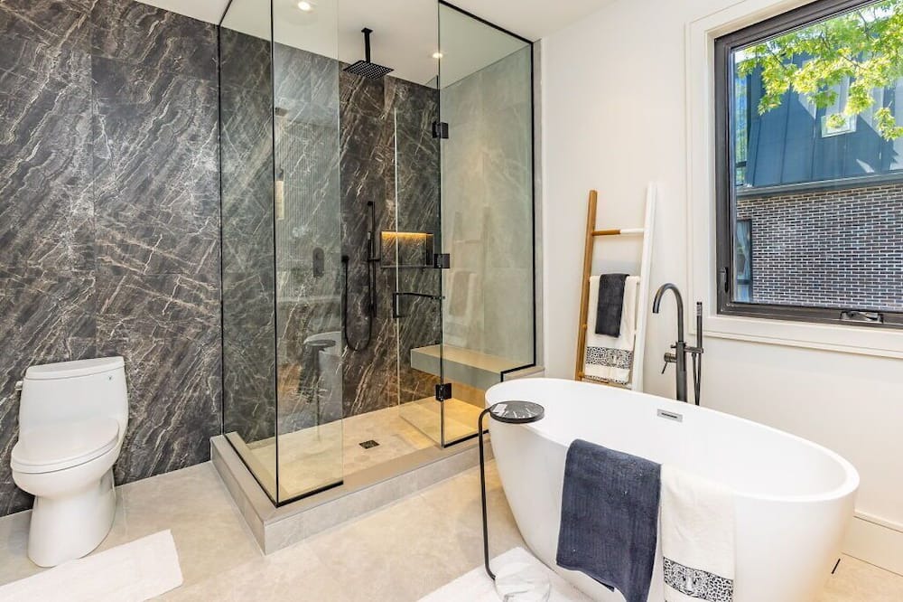 Photo of Bathroom in Lakeview