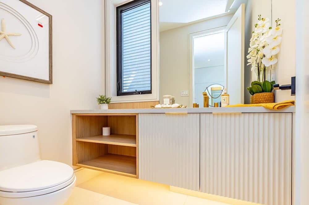 Photo of Bathroom in Lakeview
