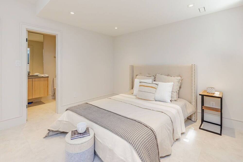 Photo of Bedroom in Lakeview