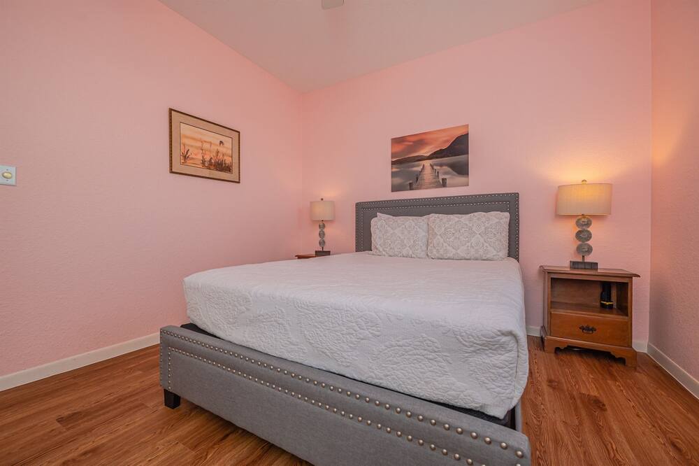 Photo of Bedroom in Harbor Oaks