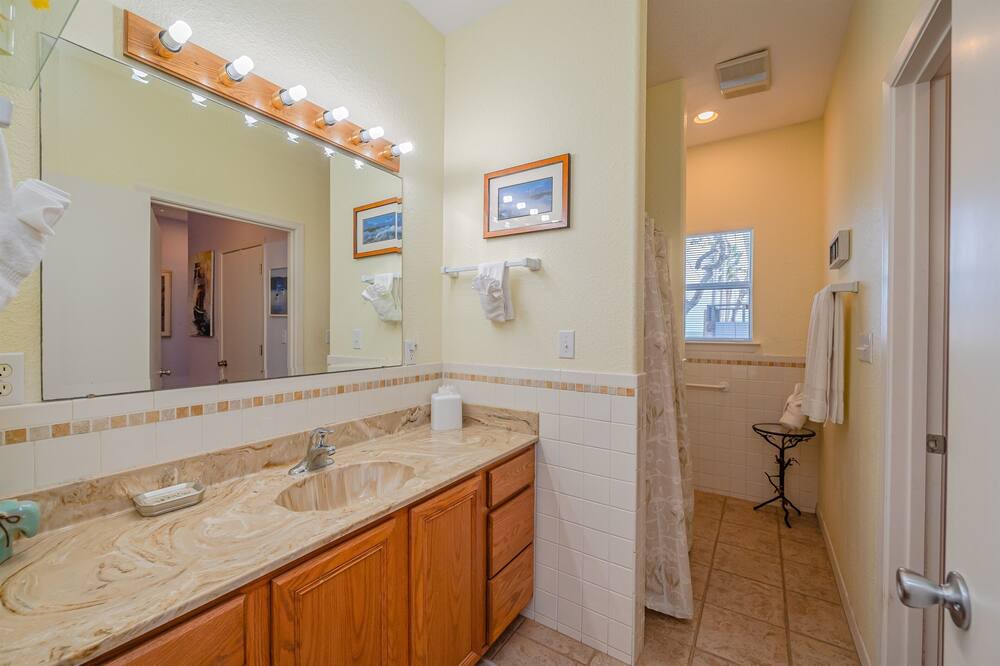 Photo of Bathroom in Harbor Oaks